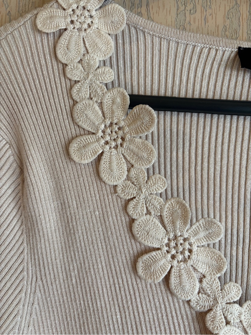Tahari Cream Ribbed Floral Trim V-Neck Knit Top - Picture 4 of 5